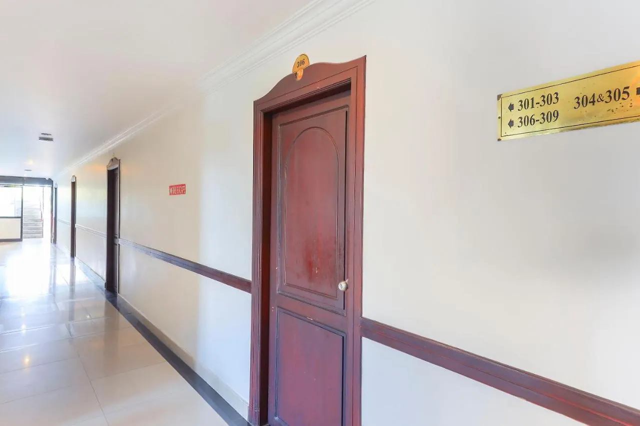 Collection O 50234 Hotel Geebee Nedumbassery Ινδία